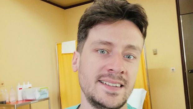 Mladi lekar koji radi besplatne preglede